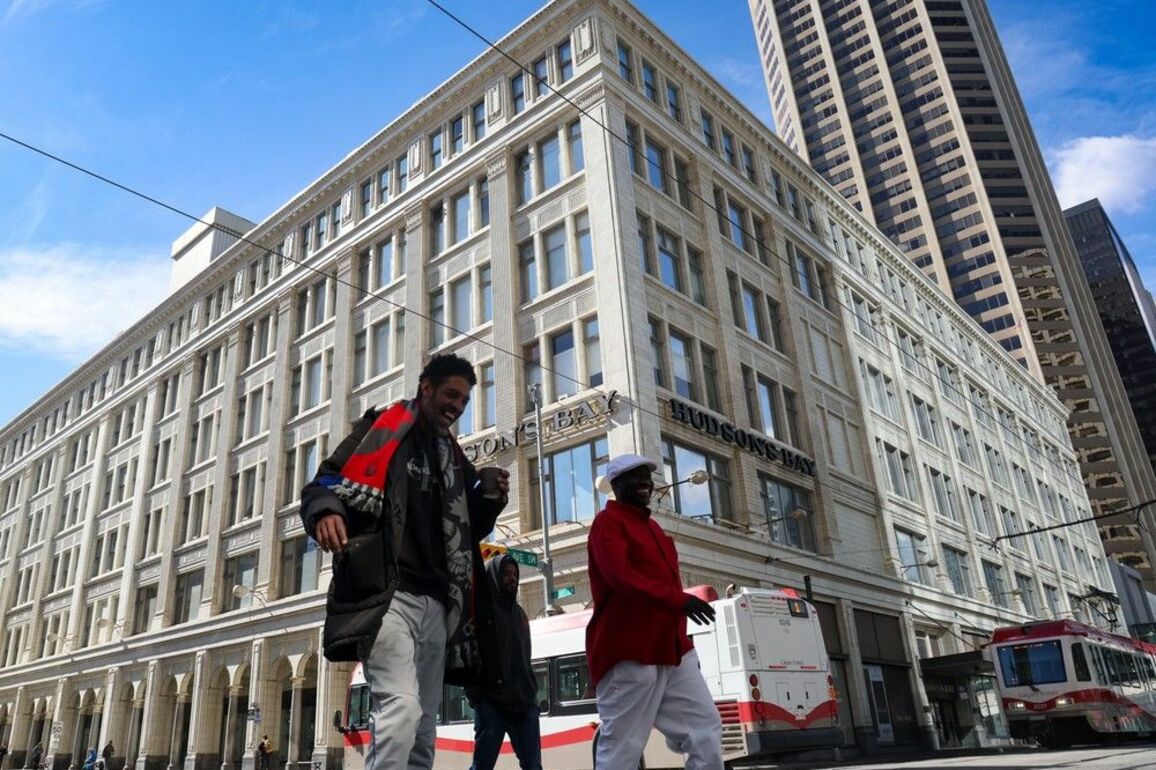 Ahead of stores' liquidation, Calgary shoppers seek sales at The Bay