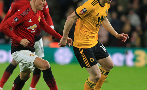 Ander Herrera owa ManU (ku kkono) ng'attunka ne Diogo Jota owa Wolves mu gwa FA Cup ku Lwomukaaga. Ander Herrera owa ManU (ku kkono) ng'attunka ne Diogo Jota owa Wolves mu gwa FA Cup ku Lwomukaaga.