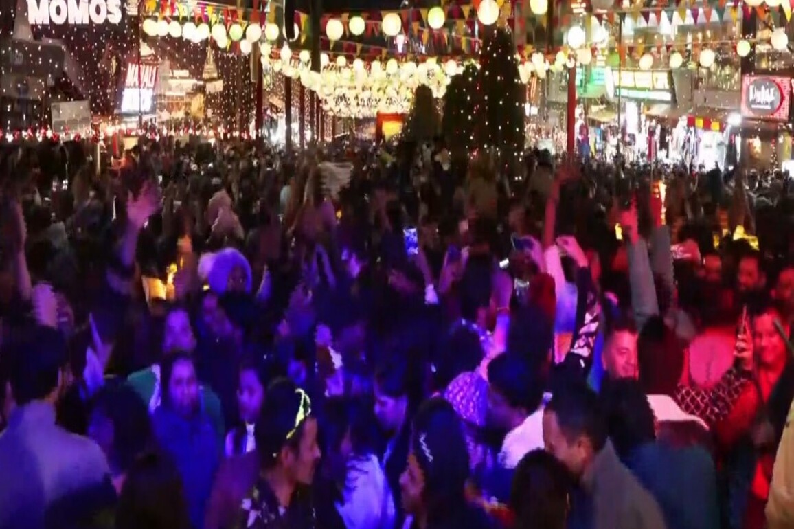 Tourist hotspots across India come alive as travellers throng hill stations, beaches, city plazas to welcome New Year 2026