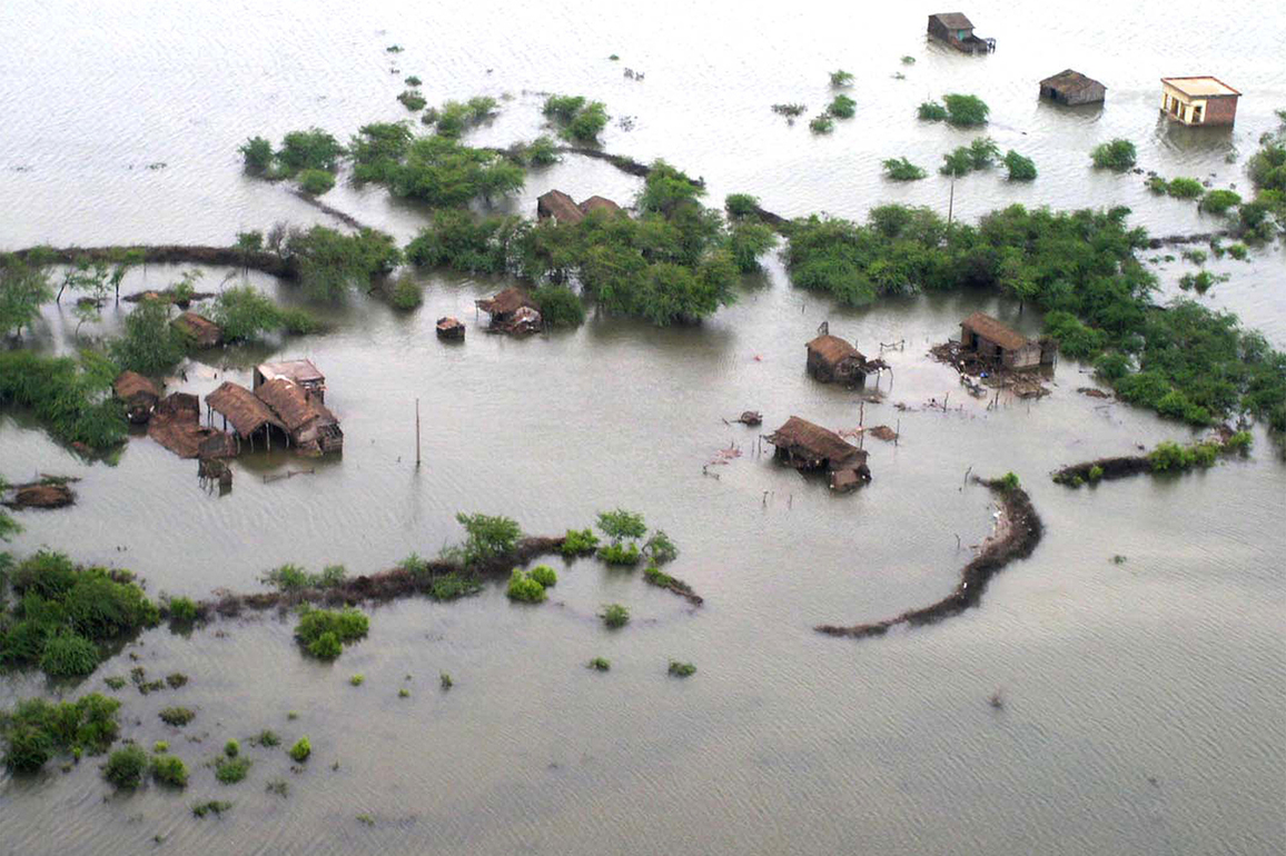 Pakistan: Survivors abandoned in floods slam government over ruined homes, absence of relief material
