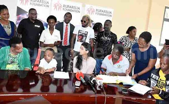 Fresh Kid ng'ali ne famire ye ssaako n'abakulu b'essomero lya Kampala Parents Fresh Kid ng'ali ne famire ye ssaako n'abakulu b'essomero lya Kampala Parents