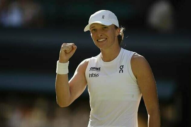 Iga Swiatek smashes way to first Wimbledon title