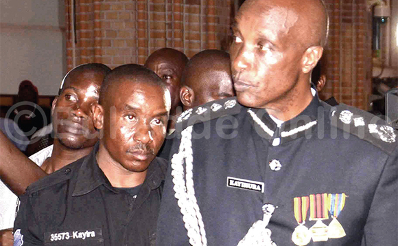 Kayihura (ku ddyo) ne Kayira (ku kkono) eyali omukuumi we. Kayihura (ku ddyo) ne Kayira (ku kkono) eyali omukuumi we.