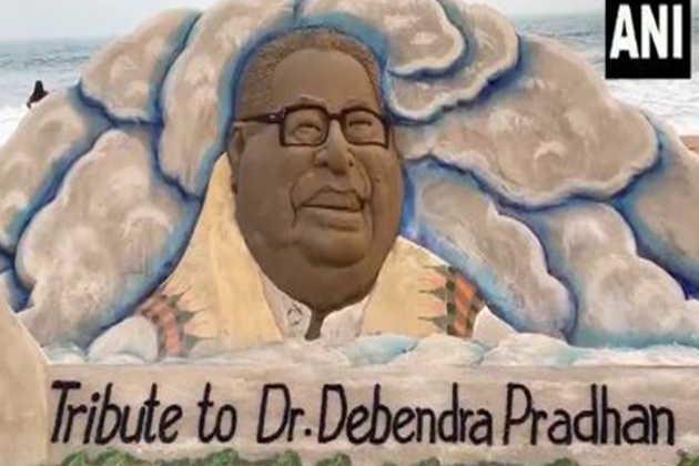 Sand artist Sudarsan Pattnaik pays tribute to former Union Minister Debendra Pradhan at Puri beach