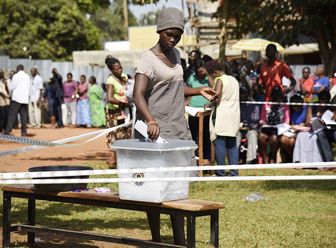   lady casts her vote at the asuti polling station in ukono istrict  hoto 