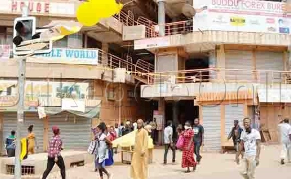 Abantu nga beetegula ekibuga badda awaka. Abantu nga beetegula ekibuga badda awaka.