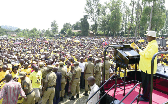 Pulezidenti Yoweri Museveni ng’akuba kampeyini ku kyalo Kasanga mu Mpondwe Lubiriha Town Council mu ssaza ly’e Bukonzo County mu disitulikiti y’e Kasese. Pulezidenti Yoweri Museveni ng’akuba kampeyini ku kyalo Kasanga mu Mpondwe Lubiriha Town Council mu ssaza ly’e Bukonzo County mu disitulikiti y’e Kasese.
