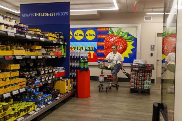 Feature: U.S. working poor struggle under pressure of economic "Kill Line"