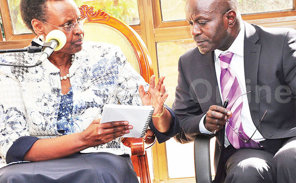 Minisita w’ebyenjigiriza n’emizannyo, Janet Museveni ng’omuwandiisi w’enkalakkalira mu minisitule eno Alex Kakooza ku Media Centre. Minisita w’ebyenjigiriza n’emizannyo, Janet Museveni ng’omuwandiisi w’enkalakkalira mu minisitule eno Alex Kakooza ku Media Centre.