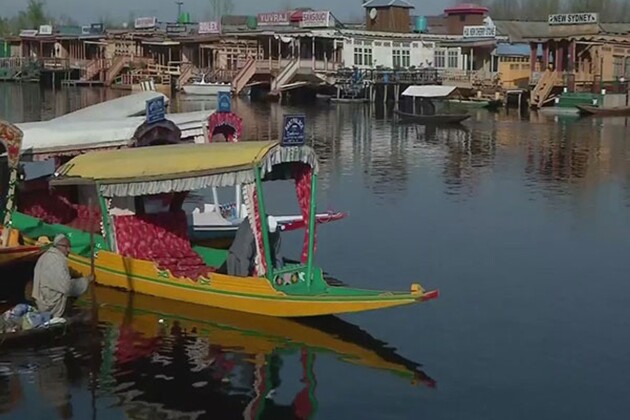 Locals take precautions against the biting winter Chill as freezing winds sweep through Srinagar