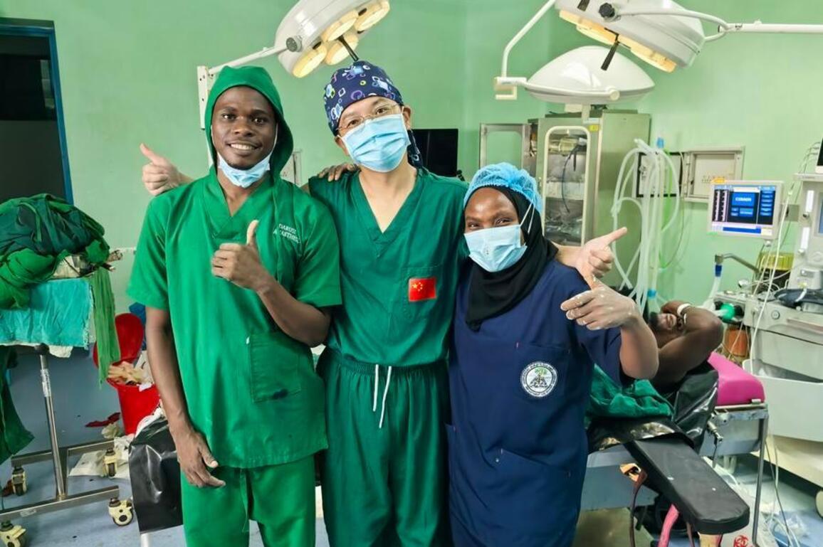 (Hello Africa) Chinese surgeons save Tanzanian conductor's fractured arm, restoring hope for family
