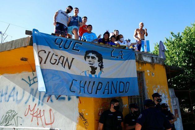 Argentines Bid a Raucous Farewell to Maradona Amid Clashes