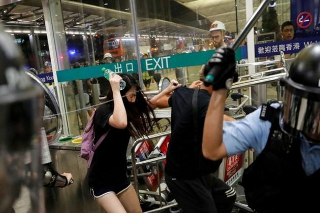 Police, protesters clash at Hong Kong airport
