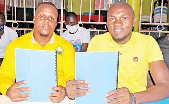 Kaweesa owa Lubaga (ku kkono) ne Tumusiime owa Kampala Central n’ekiwandiiko. Kaweesa owa Lubaga (ku kkono) ne Tumusiime owa Kampala Central n’ekiwandiiko.