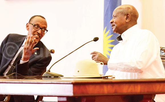 Pulezidenti Kagame (ku kkono) ng’aliko by’annyonnyola munne Museveni. Pulezidenti Kagame (ku kkono) ng’aliko by’annyonnyola munne Museveni.