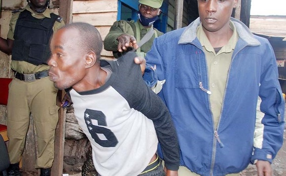 Omuserikale ng'akutte omu ku basajja abaakwatiddwa. Omuserikale ng'akutte omu ku basajja abaakwatiddwa.