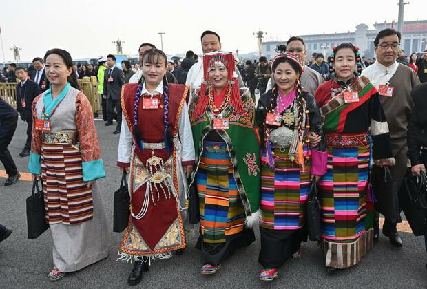 InPics: Female lawmakers, political advisors shine at China's "two sessions"