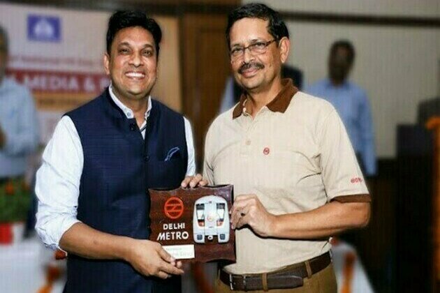 Anuj Dayal, Principal Executive Director (CC), Delhi Metro felicitates Sarvesh Tiwari, Founder and MD, PR Professionals on National PR Day
