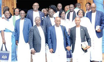 Ssaabadinkoni Ven. Silas Musoke (ataddeko olukoba oluddugavu okuli akamyufu) n’abamu ku bakulembeze ba Fathers’ Union. Owookubiri ku ddyo (ku layini eya wakati) ye Muky. Katende eyabuulidde ng’abaami mu bussaabadinkoni buno bakuza olwa Petero ku Ssande. Ssaabadinkoni Ven. Silas Musoke (ataddeko olukoba oluddugavu okuli akamyufu) n’abamu ku bakulembeze ba Fathers’ Union. Owookubiri ku ddyo (ku layini eya wakati) ye Muky. Katende eyabuulidde ng’abaami mu bussaabadinkoni buno bakuza olwa Petero ku Ssande.