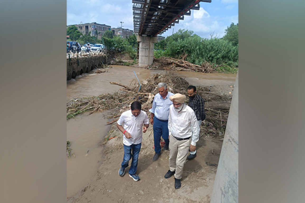 Chandigarh: Chief Engineer assesses situation at Sukhna Lake, reviews damage