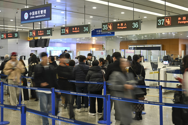 CHINA-SHANGHAI-SPRING FESTIVAL-FOREIGN TOURISTS-ARRIVAL (CN)