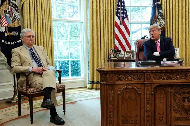 Trump, McConnell Huddle; Virus Aid Talks at Risk of Collapse