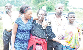 Abamu ku booluganda lwa Byakatonda nga baazirana. Abamu ku booluganda lwa Byakatonda nga baazirana.
