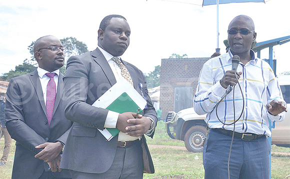 Denis Bugaya, Daniel Ssenyomo bannamateeka ba Buganda Land Board ne Kiwalabye Male agikulira mu lukiiko olwabadde e Kigaya okwogera n’abatuuze b’e Golomolo. Denis Bugaya, Daniel Ssenyomo bannamateeka ba Buganda Land Board ne Kiwalabye Male agikulira mu lukiiko olwabadde e Kigaya okwogera n’abatuuze b’e Golomolo.