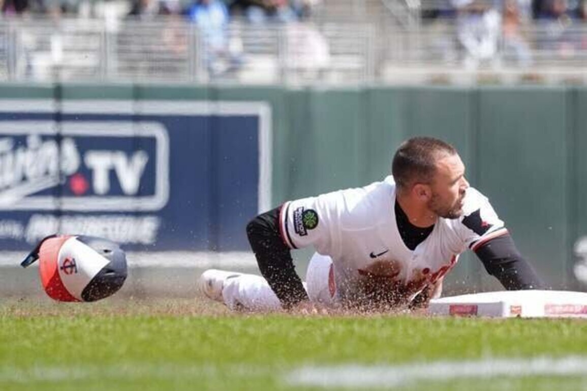 Twins make clutch plays, add to Tigers' losing skid