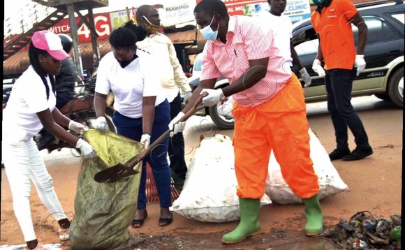 Ssebwana Kiberu (ku ddyo) ng’akulembeddemu Bannabusiro okukola bulungi bwansi e Kajjansi. Ssebwana Kiberu (ku ddyo) ng’akulembeddemu Bannabusiro okukola bulungi bwansi e Kajjansi.