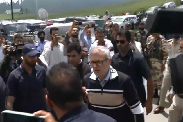 J-K : CM Omar Abdullah arrives at Gulmarg club for high-level government meeting