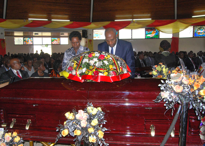  he rime inister uhakana ugunda with his wife laying a wreath on the casket the late rof libaruho hoto by odiver sege