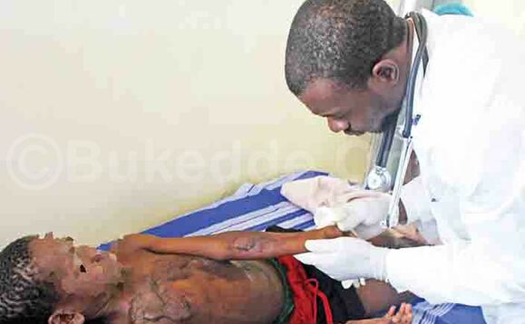 Dr. Brian Membo ng’akebera omwana eyaggya obuugi mu ddwaaliro e Kiruddu. Dr. Brian Membo ng’akebera omwana eyaggya obuugi mu ddwaaliro e Kiruddu.