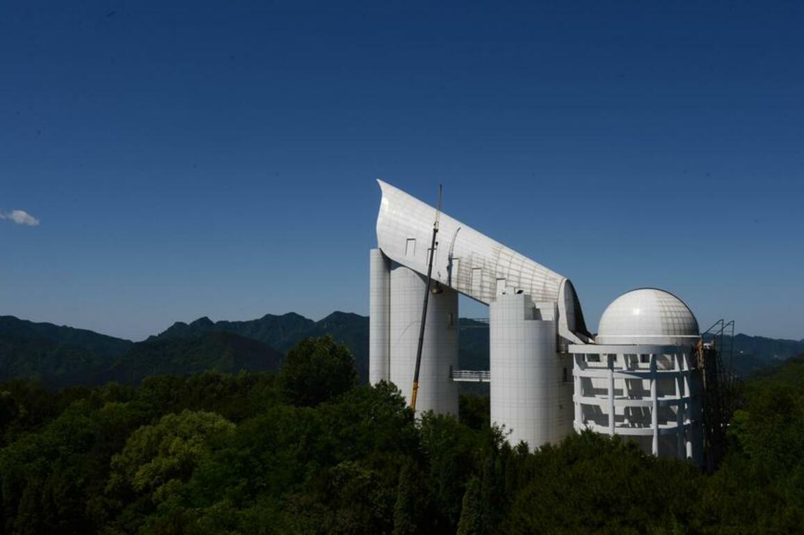 Astronomers use LAMOST to find over 1,300 new quasars behind Galactic plane