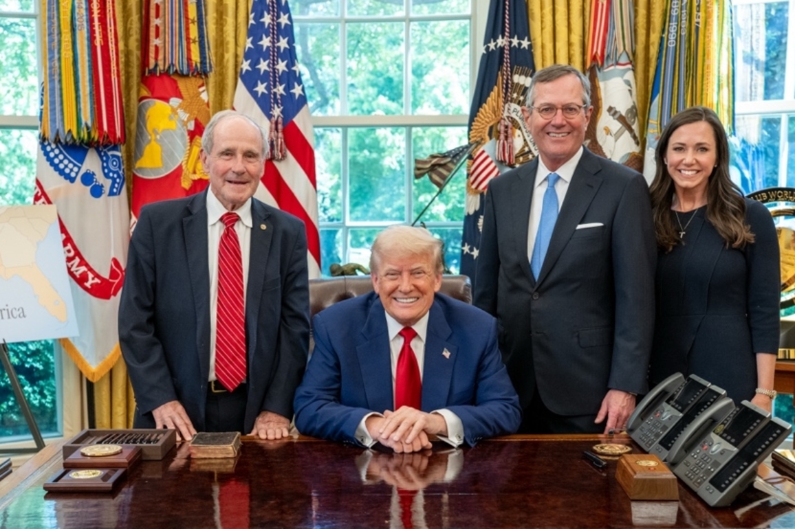 Katie Britt joins Rubio, Trump in Oval Office for U.K. Ambassador's swearing-in