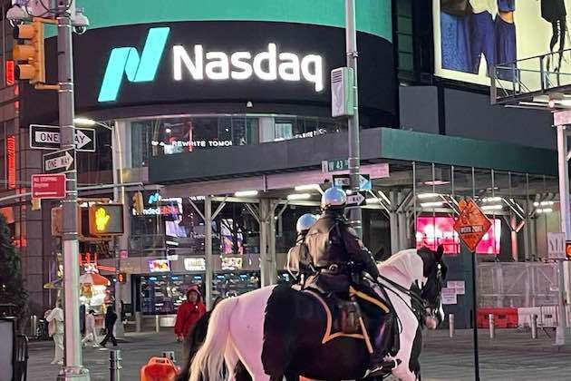 U.S. stocks end week with major sell-off, Dow Jones dives 447 points 