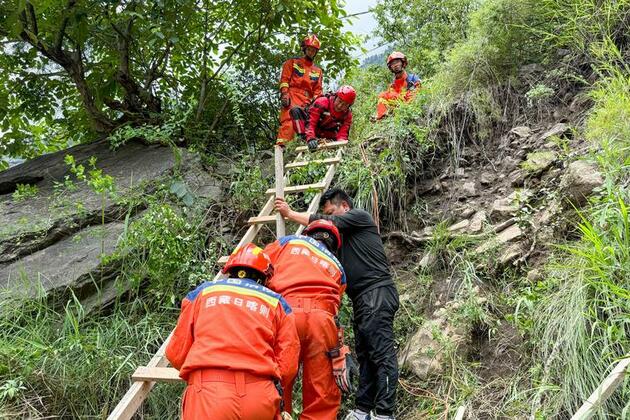 Update: All-out rescue efforts underway after mudslide in China-Nepal border port
