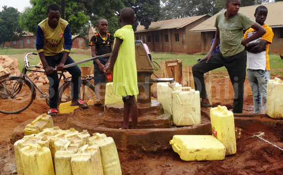Abantu nga bakung'aanidde ku nnayikonto okufuna ku mazzi. Nnayikonto yafunye obuzibu nga kati okusunda ekidomola ky'amazzi ne kijjula kikutwalira eddakiika 30 n'essaawa nnamba Abantu nga bakung'aanidde ku nnayikonto okufuna ku mazzi. Nnayikonto yafunye obuzibu nga kati okusunda ekidomola ky'amazzi ne kijjula kikutwalira eddakiika 30 n'essaawa nnamba