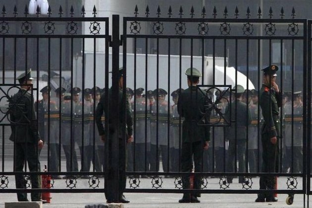 China paramilitary officers gather near Hong Kong border