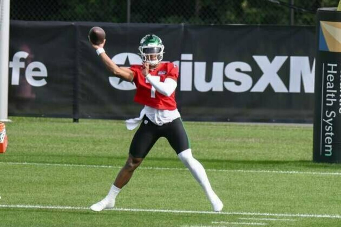 QB Justin Fields carted off with toe injury