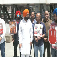 Congress stages protest in Shimla over rising fuel prices, targets centre on inflation