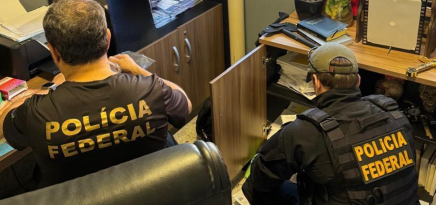 Agentes da PF durante busca na Operação Rejeito