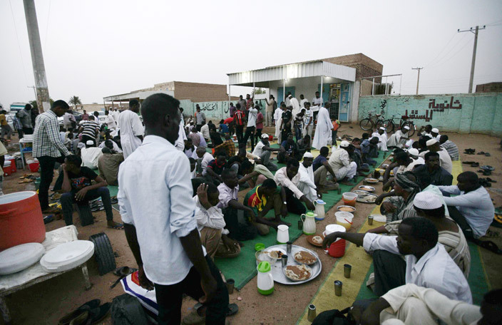  udanese men prepare to break the fast with a dinner by the side of the hartoum highway in the village of aluba on une 23 2016 during the uslim holy month of amadan hoto brahim amid  