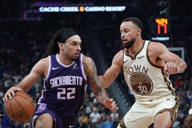 Steph Curry steps up late to help Warriors survive Kings