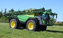 First drive: Could John Deere's 550R self-propelled sprayer be a refined, precise market disrupter?
