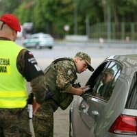 Poland orders troops to German border