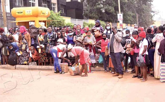 Abaagala okufuna paasipooti nga basimbye ennyiriri. Abaagala okufuna paasipooti nga basimbye ennyiriri.