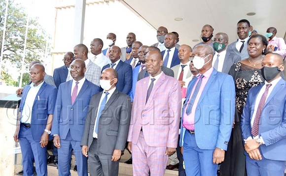Minisita Muyingo n'abamu ku bakulira amasomero. Baali bava mu lukung'aana olumu gye buvuddeko. Minisita Muyingo n'abamu ku bakulira amasomero. Baali bava mu lukung'aana olumu gye buvuddeko.