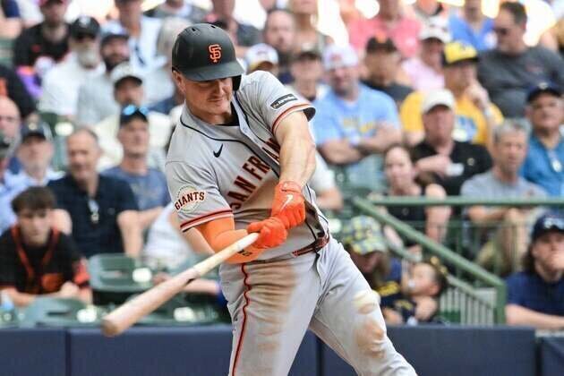 Giants rack up 20 hits, stave off Brewers 12-9