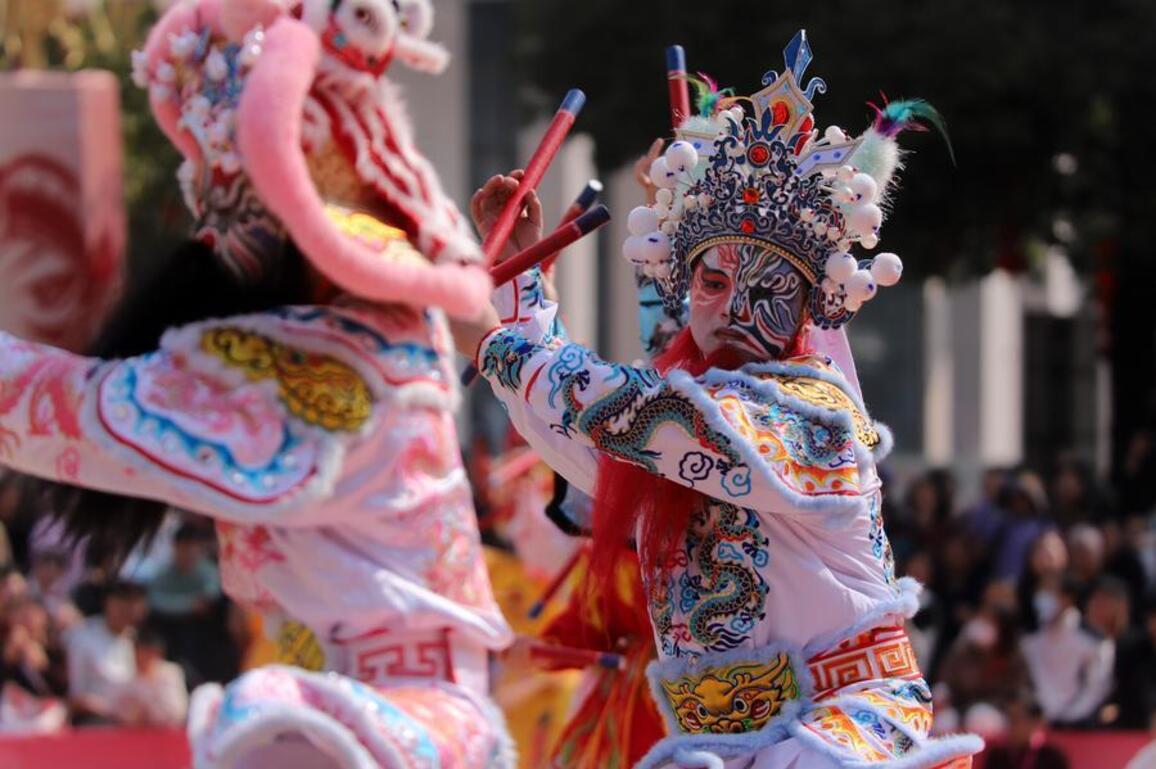 Culture | Yingge dance performances add festive mood to China's Spring Festival holiday